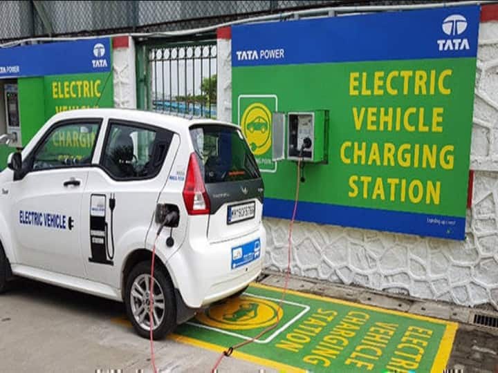 Under the Electric Vehicle Policy, 18000 e-vehicle charging points will be installed in Delhi by 2024 Delhi News: ई-वाहनों के लिए दिल्ली में 2024 तक लगाए जाएंगे 18000 चार्जिंग पॉइंट, जानें- सरकार का पूरा प्लान