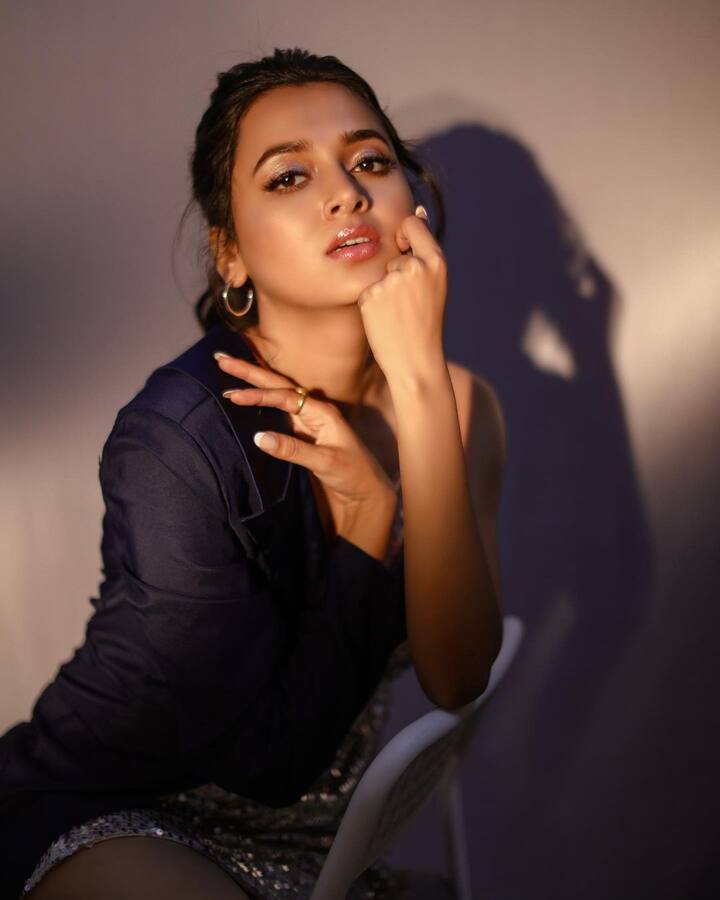 तेजस्वी सध्या तिच्या स्टायलिश आणि ग्लॅमरस स्टाइलमुळे चर्चेत आहे. तिच्या बोल्ड लूकबद्दल बोलायचे झाले तर, ही अभिनेत्री एका छोट्या चमकदार ड्रेसमध्ये खूपच सुंदर दिसत आहे.(फोटो सौजन्य:tejasswiprakash/इंस्टाग्राम)