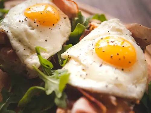 ਭਾਰ ਘਟਾਉਣ ਲਈ ਕਾਲੀ ਮਿਰਚ ਦੇ ਨਾਲ ਅੰਡੇ ਦਾ ਸੇਵਨ ਕਰੋ। ਇਸ ਦੇ ਲਈ ਉਬਲੇ ਹੋਏ ਆਂਡੇ ਜਾਂ ਆਮਲੇਟ 'ਤੇ ਕਾਲੀ ਮਿਰਚ ਪਾਊਡਰ ਛਿੜਕ ਦਿਓ।