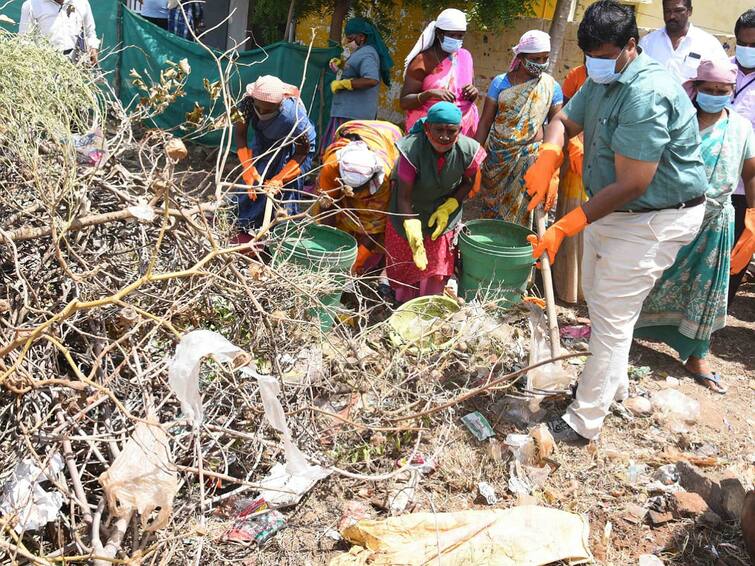 karur district collector in collaboration with the cleanliness workers TNN கரூரில் 