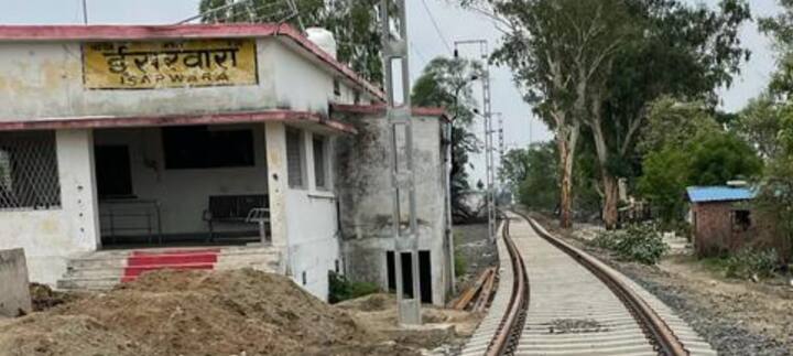 इलेक्ट्रिक विभाग ने यह खामी दूर कराने की बजाय पटरी पर ही पोल लगा दिया. इस तरह की गड़बड़ी ईसरवारा स्टेशन की बिल्डिंग के पास भी की गई है. यहां भी पोल पटरी के अंदर की ओर लगा दिए गए जबकि ओएचई लाइन भी बिछा दी गई है. यह लाइन रेलवे ट्रैक के बजाय स्टेशन बिल्डिंग के ऊपर से निकल रही है.