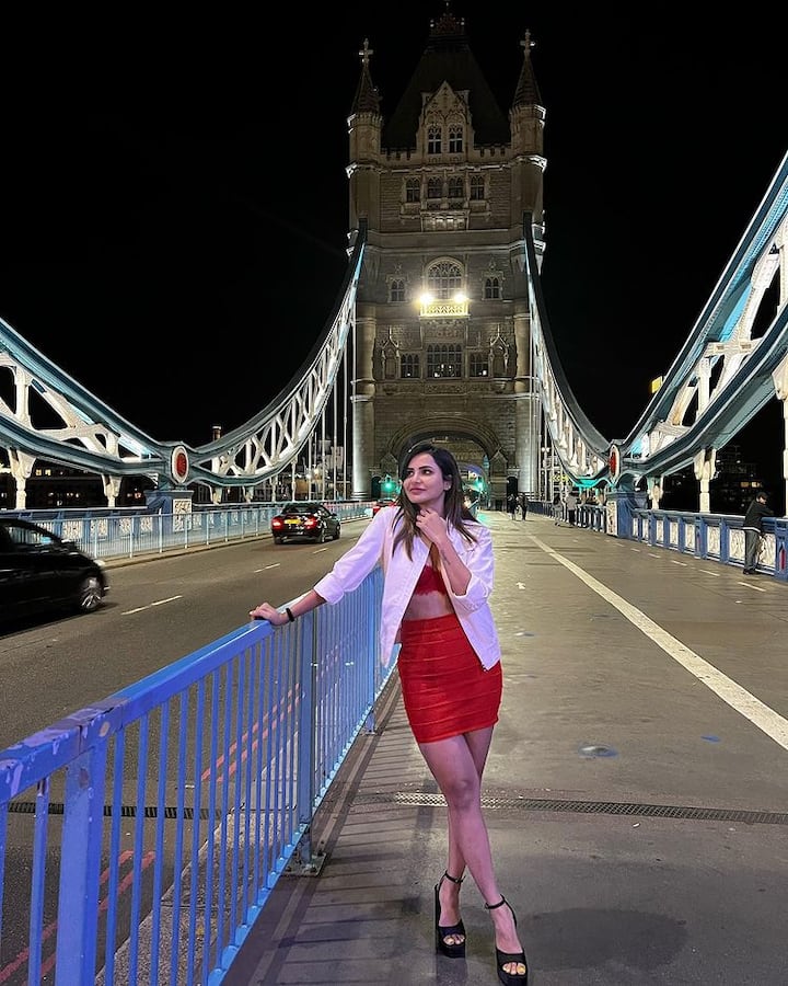 బిగ్ బెన్, లండన్ బ్రిడ్జి వంటి ప్రపంచ ప్రఖ్యాత కట్టడాలతో ఫోటోలు తీయించుకుని అభిమానుల కోసం ఫోటోలు పోస్టు చేస్తోంది. -Image Credit: Ashu reddy/Instagram