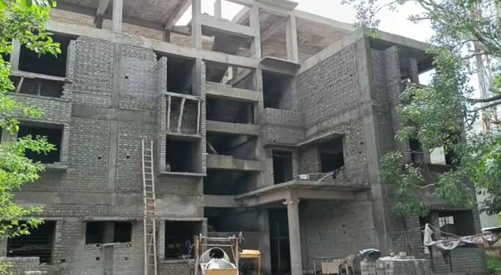 घटनास्थल का निरीक्षण करने पहुंचे महापौर जगत बहादुर अन्नू ने कहा है कि इस मामले की जांच कराई जाएगी और संबंधित ठेकेदार और अधिकारियों पर सख्त कार्रवाई भी की जाएगी.