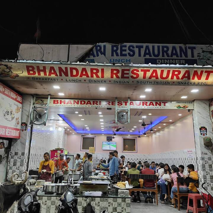 भंडारी रेस्टोरेंट - लक्ष्मण झूले के करीब मौजूद इस रेस्टोरेंट पर देसी विदेशी हर तरह के पर्यटकों की भीड़ पहुंचती है. यहां आपको एक अच्छी फूड वैरायटी मिलती है. साथ ही यहां मिलने वाला साउथ इंडियन फूड पूरे ऋषिकेश में मशहूर है.