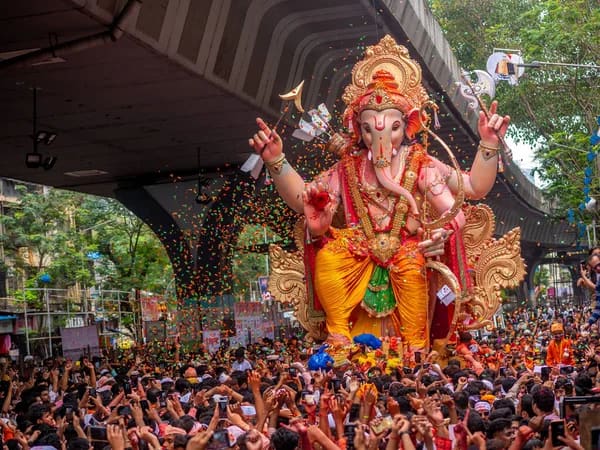 Maharashtra Mumbai Marathi News Ganeshotsav in Mumbai Citizens focus on celebrating environment friendly festival demand for different ganesh idols Mumbai Ganeshotsav : मुंबईत गणेशोत्सवाची ओढ! पर्यावरणपूरक उत्सव साजरा करण्यावर नागरिकांचा भर, 'या' मुर्तींना मागणी अधिक
