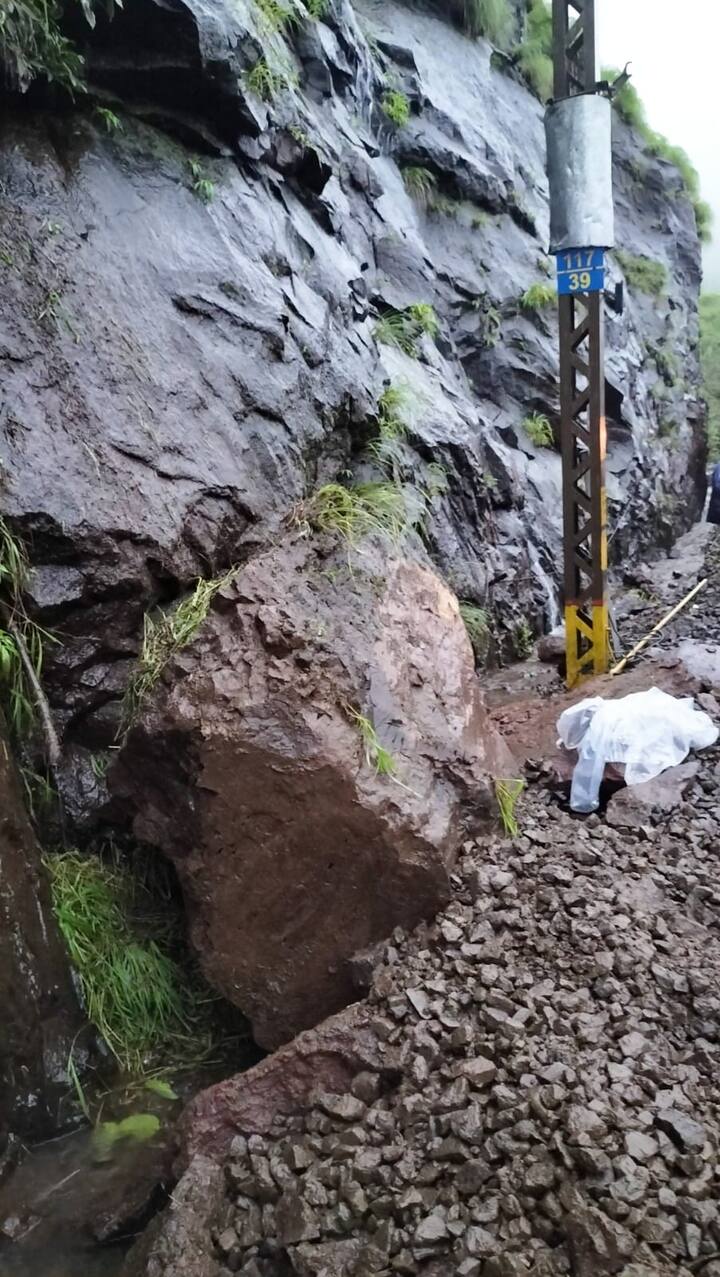 मिडल लाईनवर ही दरड पडल्याने, अप आणि डाऊन लाईनच्या वाहतुकीला कोणतीही बाधा पोहचलेली नाही.