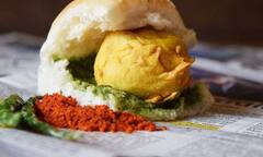 World Vada Pav Day 2022: मुंबई में खाना चाहते हैं लजीज वड़ा पाव, तो ये जगहें आपके लिए परफेक्ट है