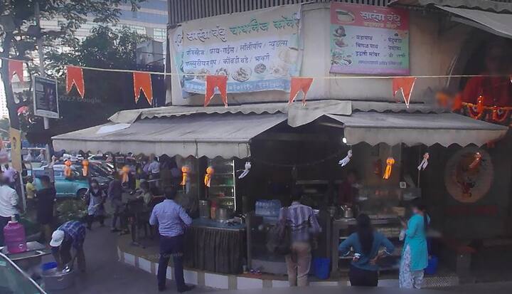 सारंग बंधू वडापाव (प्रभादेवी) : प्रभादेवीतील Century Bazaar येथे यांचा हा स्टॉल आहे. गरमागरम वडा आणि झणझणीत चटणी यांमुळे खूप फेमस आहे.