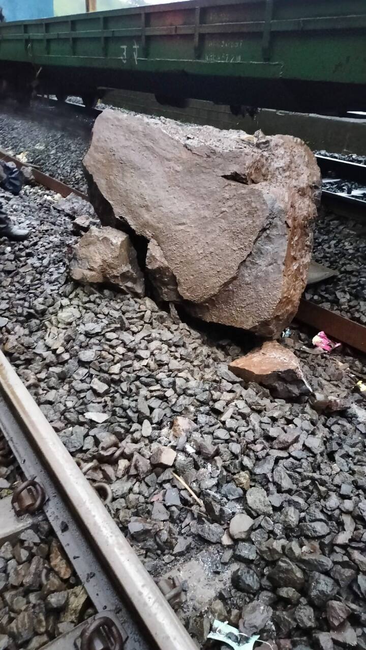 सध्या रेल्वे वाहतूक सुरळीत सुरू आहे.