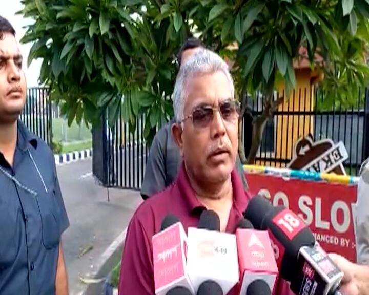দিলীপ বলেন, ' ওপর থেকে একটু ঢিলে হলেই বাঙালি দুর্নীতির কথা ভুলে যাবে। লীলা-মেলা-খেলা করেই বাঙালিকে ভুলিয়ে রাখতে হবে।'