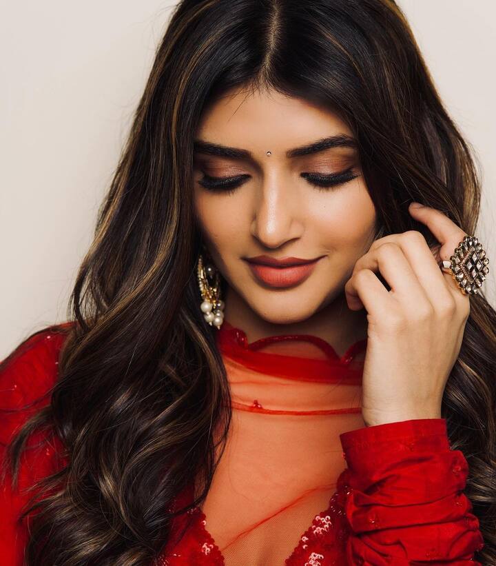 పెళ్లి సందడి సినిమాతో హీరోయిన్‌గా పరిచయం అయింది శ్రీలీల.  -Image credit: Sreeleela/Instagram