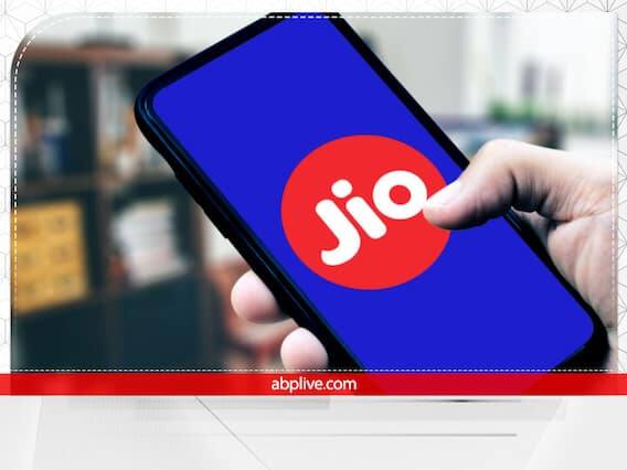 Jio પાસે દરરોજ 2 GB ડેટા સાથે સાત પ્લાન છે. તેની સૌથી ઓછી કિંમત 249 રૂપિયાનો પ્લાન છે. આમાં, 23 દિવસની માન્યતા સાથે 2 જીબી ડેટા + અમર્યાદિત કૉલિંગ + 100 એસએમએસ પ્રતિ દિવસ ઉપલબ્ધ છે. આ પ્લાન સાથે તમામ Jio એપ્સના સબસ્ક્રિપ્શન પણ ઉપલબ્ધ છે. આ પછી, Jioનો 299 રૂપિયાનો પ્લાન દરરોજ 2 GB ડેટા + અમર્યાદિત કૉલિંગ + 100 SMS પ્રતિ દિવસ ઓફર કરે છે. 299 રૂપિયાના પ્લાનમાં 28 દિવસની વેલિડિટી આપવામાં આવી છે. આ પ્લાનમાં Jioના તમામ સબસ્ક્રિપ્શન પણ ઉપલબ્ધ છે.