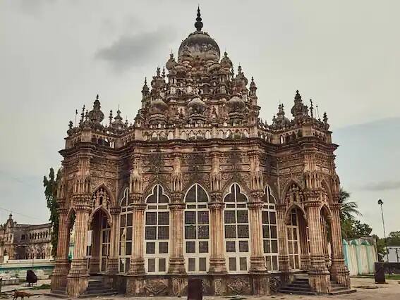 મહાબત ખાનની કબર જૂનાગઢના મુલ્લાવાડા વિસ્તારમાં આવેલી છે. જૂનાગઢ જંકશનથી તેનું અંતર માત્ર એક કિલોમીટર છે. તે ગુજરાતના ઐતિહાસિક સ્મારકોમાંનું એક છે.