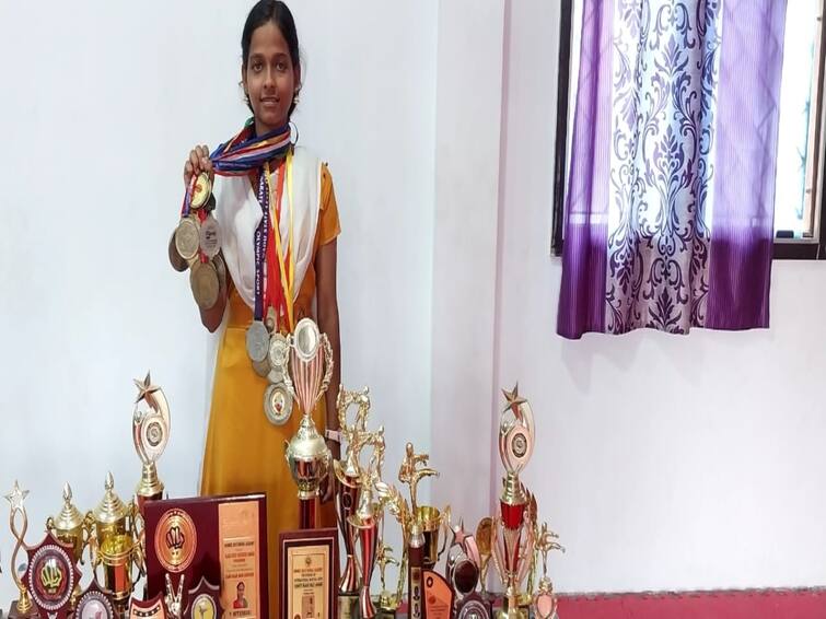 Nithyasree of thanjavur won lots of medals in silambam and karate TNN சிலம்பம், கராத்தேவில் அசர அடிக்கும் வகையில் பதக்கங்களை குவித்து வரும் தஞ்சை மாணவி