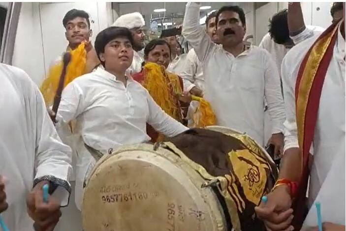 ganeshotsav 2022 pune bhadraya group Played drums in Pune metro Pune Metro News: भजन, पुस्तक प्रकाशन, चित्रपट प्रमोशन अन् आता थेट ढोल वादन; पुणे मेट्रो नक्की कशासाठी?