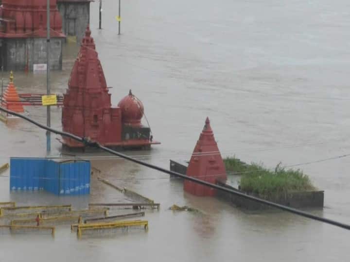 MP: Ujjain floods after heavy rain, worship at ghats stopped due to rise in water level of Shipra river ann MP Rain: भारी बारिश के बाद उज्जैन में आई बाढ़, शिप्रा नदी का जलस्तर बढ़ने से घाटों पर पूजा-पाठ बंद