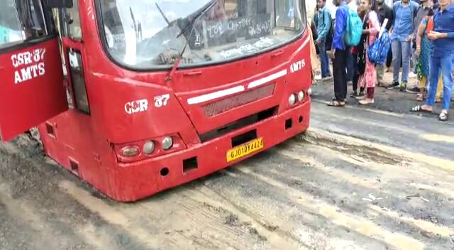Ahmedabad : AMTS bus , truck and embulence trap on road Ahmedabad : 40 ફૂટ ઊંડો ભૂવો પડ્યો હતો તે જ જગ્યાએ બસ ફસાઇ, આઇસર- એમ્બ્યુલન્સ પણ ફસાઇ