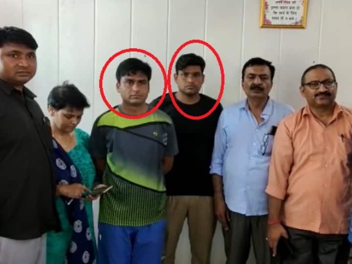 Sambhal Uttar Pradesh Anti Corruption Bureau ACB team arrested constable Inspector taking bribe ANN Sambhal News: केस में धाराएं बढ़ाने के लिए 20 हजार रुपये रिश्वत ले रहे थे दरोगा और सिपाही, ACB टीम ने ऐसे दबोचा