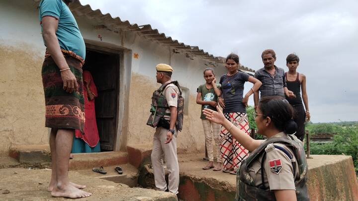 सेना की एक टुकड़ी. एसडीआरएफ दो कंपनियां और स्थानीय सिविल डिफेंस की टीमें गांव में रेस्क्यू कर लोगों को सुरक्षित स्थान पर पहुंचाने का कार्य कर रही है. जिला प्रशासन के मुताबिक इन गांवों में 1000 से अधिक लोग फंसे हैं जिनमें से करीब 200 लोगों को सुरक्षित बाहर निकाल लिया है.