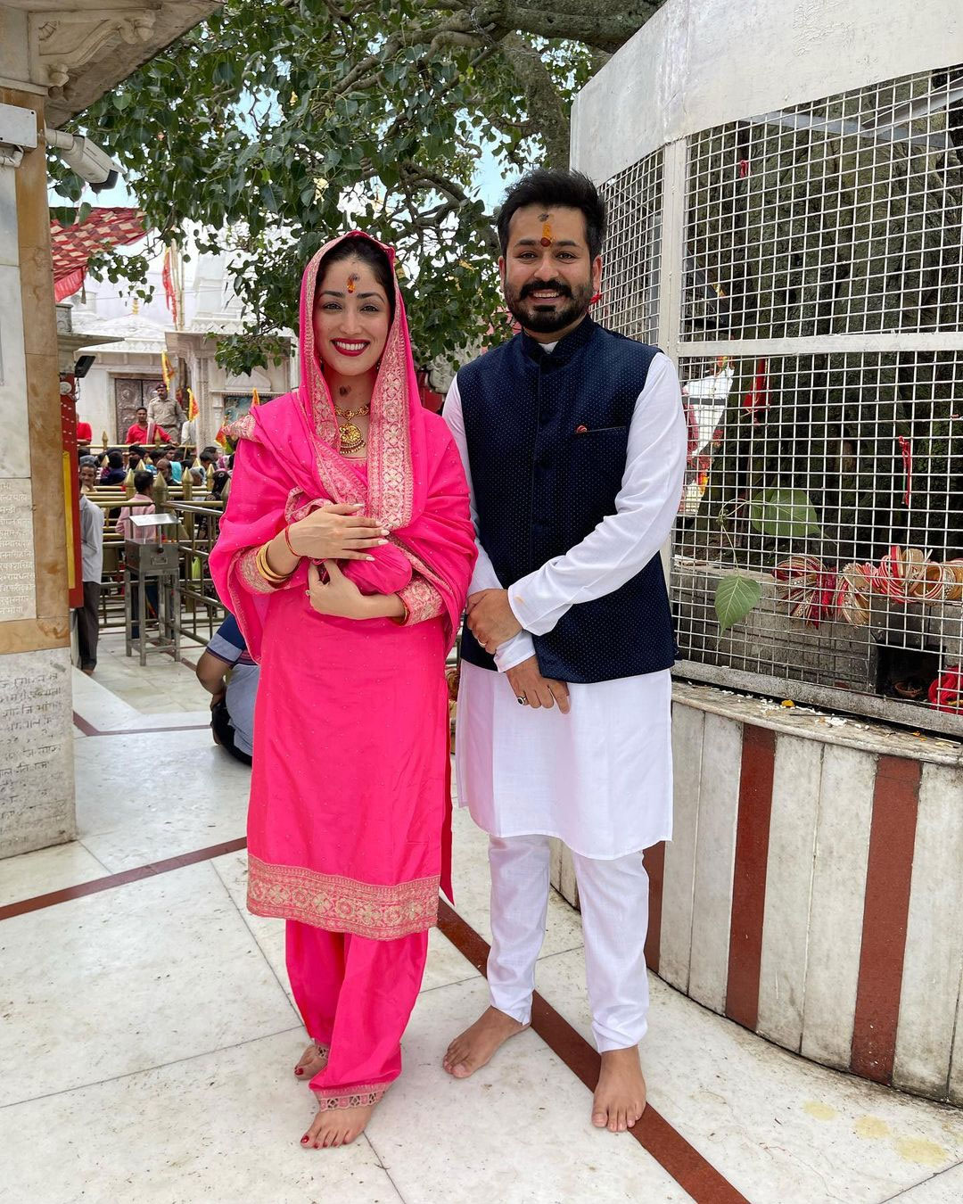 Photos: पति के साथ Yami Gautam ने हिमाचल के नैना देवी मंदिर में की पूजा-अर्चना, मां का लिया आशीर्वाद