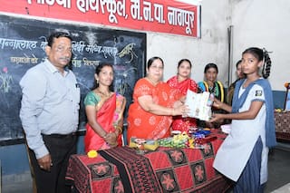 Menstruation Awareness : शालेय मुलींमध्ये महिन्यांतील 'त्या' दिवसांबद्दल जनजागृती