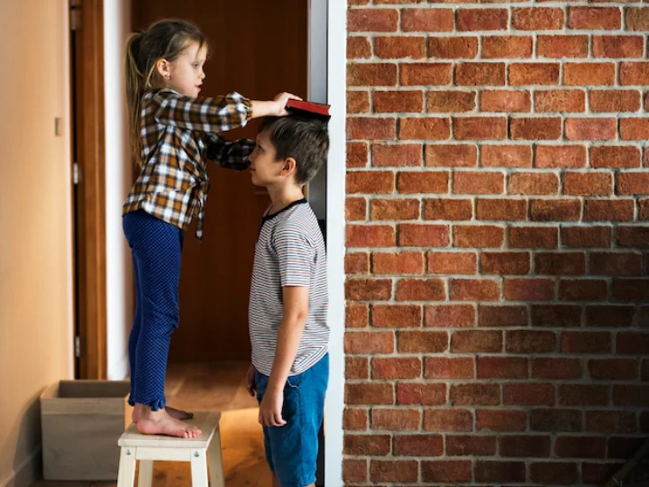 Parenting tips: How to promote healthy sibling relationships among children இரண்டிற்கும் மேற்பட்ட குழந்தைகளை வளர்க்கும் பெற்றோர்கள் கவனத்துக்கு! உளவியலாளர் எச்சரிக்கை!