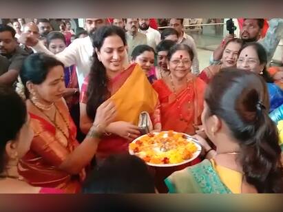 रश्मी ठाकरे यांनी आज ठाण्यातील कापूरबावडी येथे मंगळागौरच्या कार्यक्रमाला हजेरी लावली. ठाणे लोकसभेचे खासदार राजन विचारे यांच्या पत्नी नंदिनी विचारे यांनी हा कार्यक्रम आयोजित केला होता.