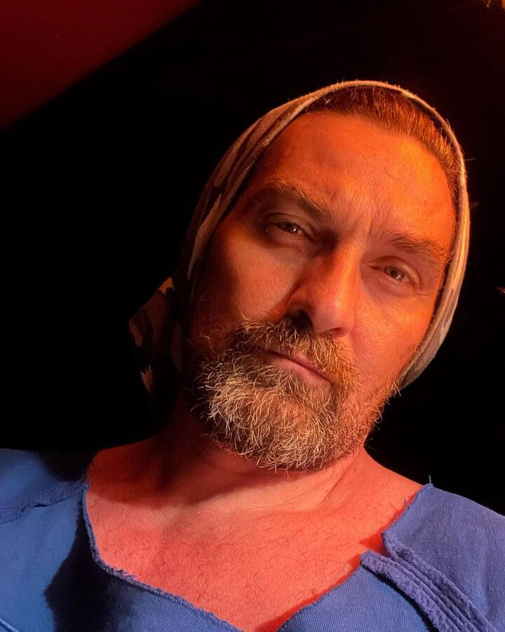 ‘एर्तुरुल गाज़ी’ के जांबाज बम्सी (Bamsi) का किरदार भी अपने दोनों हाथों से तलवारबाजी करने के लिए खूब पॉपुलर हुआ, जिसे एक्टर ‘नुरेटिन सोनमेज़’ (Nurettin Sönmez) ने निभाया. रिपोर्ट्स के अनुसार नुरेटिन एक्टर होने के साथ-साथ एक मार्शल आर्ट टीचर भी हैं. वो एक डॉग-लवर भी हैं.