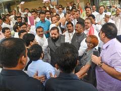 Maharashtra Politics: महाराष्ट्र विधानसभा में शिंदे गुट और विपक्ष के बीच भिड़ंत, देखे तस्वीरें