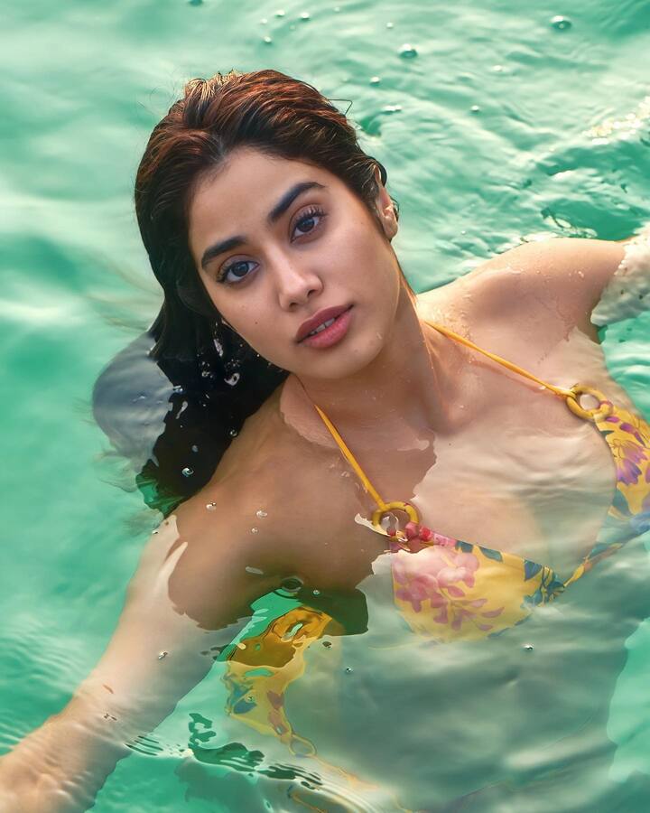 येलो कलर की फ्लोरल बिकिनी में जाह्नवी कपूर (Janhvi Kapoor) पानी में आग लगाती नजर आ रही हैं. उनके कातिलाना अंदाज पर फैंस भी फिदा हो गए थे.