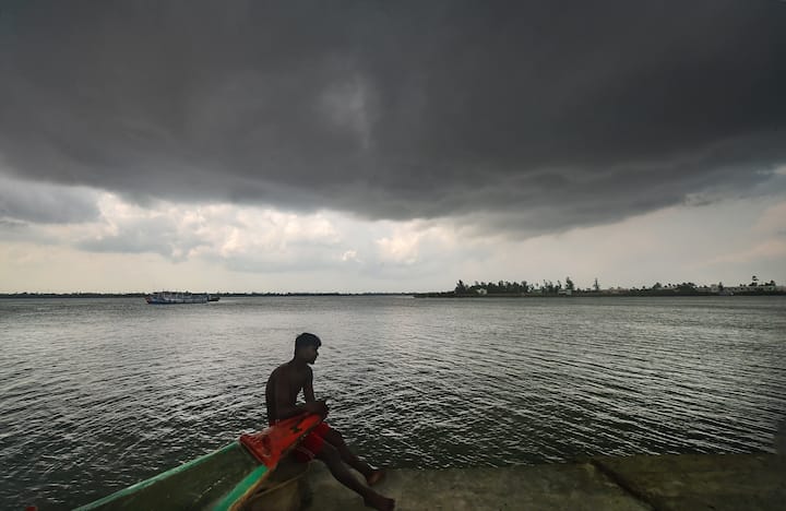 আষাঢ়, শ্রাবণ পেরিয়ে গেলেও ভরা বর্ষায় তেমনভাবে বৃষ্টির দেখা মেলেনি। আর ভাদ্রের শুরু থেকেই বাদলের বারিধারা অবিরাম ঝরছে।