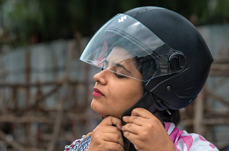 Indias state funded helmet promises fresh air in battle on winter smog இனி வியர்க்காது.. மாசும் இல்லை! ஹெல்மெட்டுக்குள் மின் விசிறி! காற்று சுத்திரிகரிப்பான்! அடடே கண்டுபிடிப்பு!!