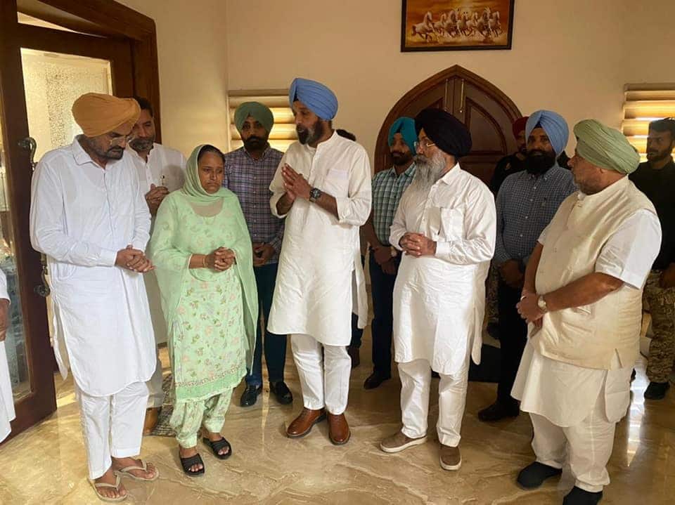 ਸਿੱਧੂ ਮੂਸੇਵਾਲਾ ਦੇ ਘਰ ਪਹੁੰਚੇ ਮਜੀਠੀਆ, ਬੋਲੇ ਜੇਲ੍ਹ 'ਚ ਰਾਜੋਆਣਾ ਤੇ ਉਹ ਸਿੱਧੂ ਦੀ ਮੌਤ 'ਤੇ ਕਾਫੀ ਦੁਖੀ ਰਹੇ Majithia reached Sidhu Musewala's house, spoke to Rajoana in jail and he was very sad about Sidhu's death. ਸਿੱਧੂ ਮੂਸੇਵਾਲਾ ਦੇ ਘਰ ਪਹੁੰਚੇ ਮਜੀਠੀਆ, ਬੋਲੇ ਜੇਲ੍ਹ 'ਚ ਰਾਜੋਆਣਾ ਤੇ ਉਹ ਸਿੱਧੂ ਦੀ ਮੌਤ 'ਤੇ ਕਾਫੀ ਦੁਖੀ ਰਹੇ