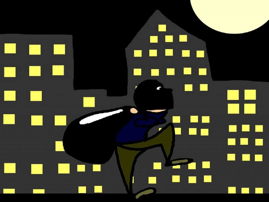 కోట్ల విలువైనా బంగారం, వెండి ఉన్నా ముట్టుకోడు- రూపాయి నగదు కనిపించినా నొక్కేస్తాడు! Thief Who Steal Only Cash And Do Not Touch Gold If They Are See కోట్ల విలువైనా బంగారం, వెండి ఉన్నా ముట్టుకోడు- రూపాయి నగదు కనిపించినా నొక్కేస్తాడు!