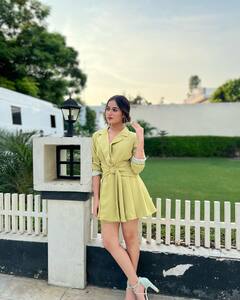 Jannat Zubair Pics: येलो शॉर्ट्स, हाई हिल्स पहन पहन बला की खूबसूरत लगीं जन्नत जुबैर, खूबसूरत अदाएं कहीं चुरा न लें आपकी नीदें