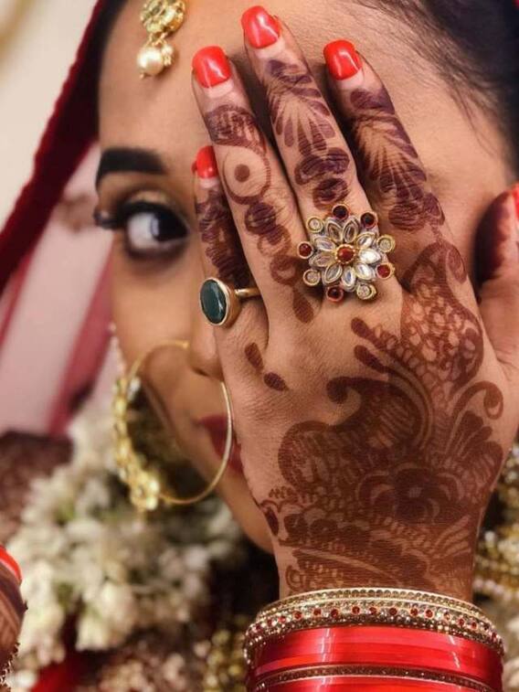 मेहंदी से सजना का नाम रचाए बैठी हैं रानी चटर्जी