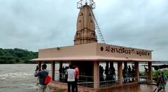 Gujarat Rains: સાબરમતી નદીમાં પાણી આવતા ઇડરના સપ્તેશ્વર મહાદેવનું ગર્ભગૃહ પાણીમાં ગરકાવ, જુઓ તસવીરો