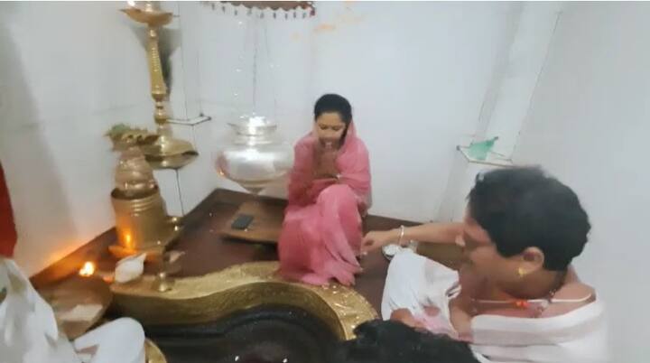श्रावण महिन्यातील काहीच दिवस उरले आहेत. त्यामुळे त्यांनी मंदिराला भेट दिली.