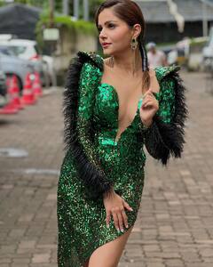 Rubina Dilaik Photos: ग्रीन गाउन में तीखी मिर्ची सी लगीं रुबीना दिलैक, झलक दिखलाजा में दिखाएंगी डांस कर अपना टशन