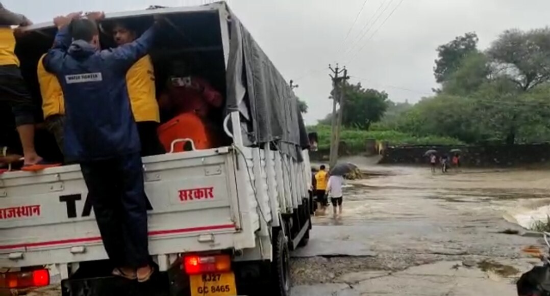 Udaipur Rain: उदयपुर में बारिश ने तोड़ा 16 साल का रिकॉर्ड, रातभर स्कूल में फंसे रहे बच्चे, SDRF ने नाव से किया रेस्क्यू