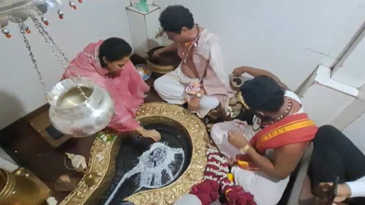 बारामती लोकसभा मतदारसंघाच्या खासदार सुप्रिया सुळे यांनी बारामती तालुक्यातील करंजे पूल येथील सोमेश्वराचे दर्शन घेतलं.