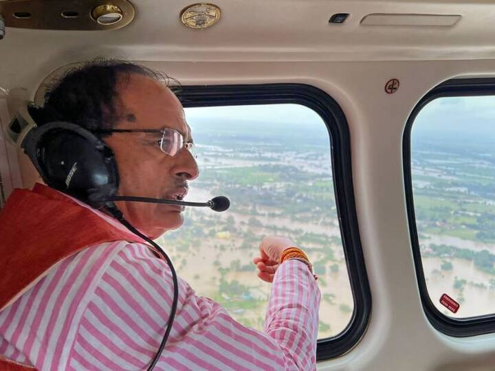 MP News CM Shivraj Singh Chouhan conducted aerial survey of rain affected districts Bhopal MP News: बारिश से प्रभावित जिलों का सीएम शिवराज सिंह चौहान ने किया हवाई सर्वेक्षण, कहा- 2,100 लोगों को बचाया गया