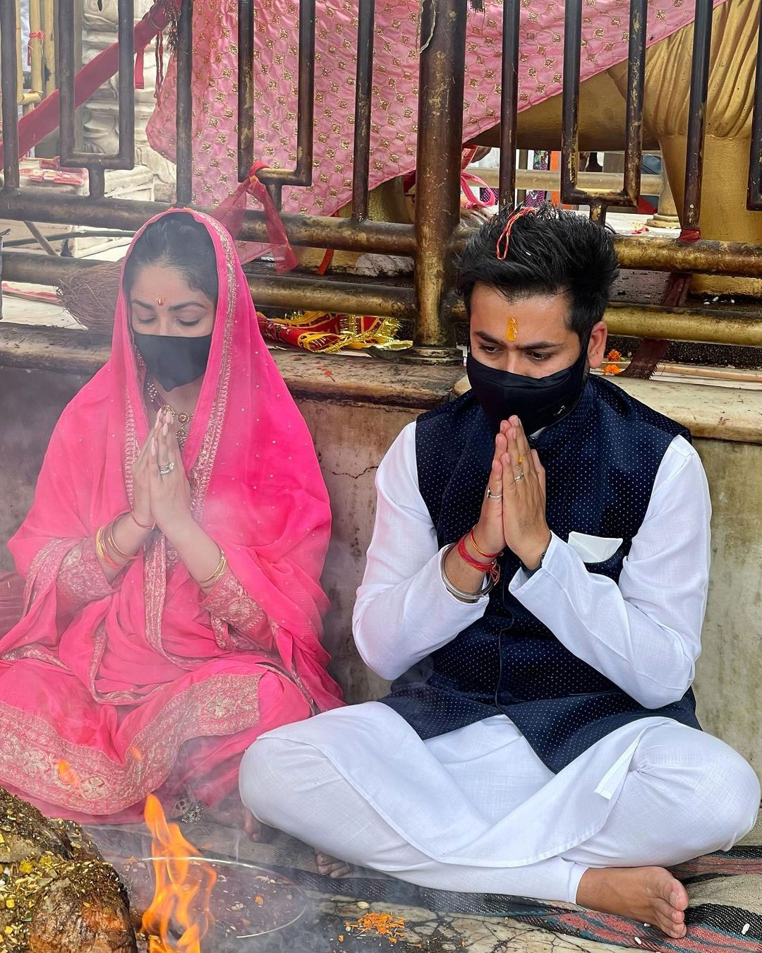Photos: पति के साथ Yami Gautam ने हिमाचल के नैना देवी मंदिर में की पूजा-अर्चना, मां का लिया आशीर्वाद