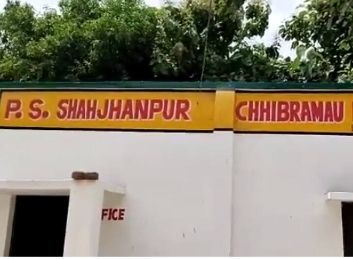 up news Kannauj school principal threatened assistant teacher with gun, video viral ann Kannauj News: रिवॉल्वर वाला टीचर! छात्रों के सामने सहायक टीचर को बंदूक दिखाकर दी धमकी, वीडियो वायरल