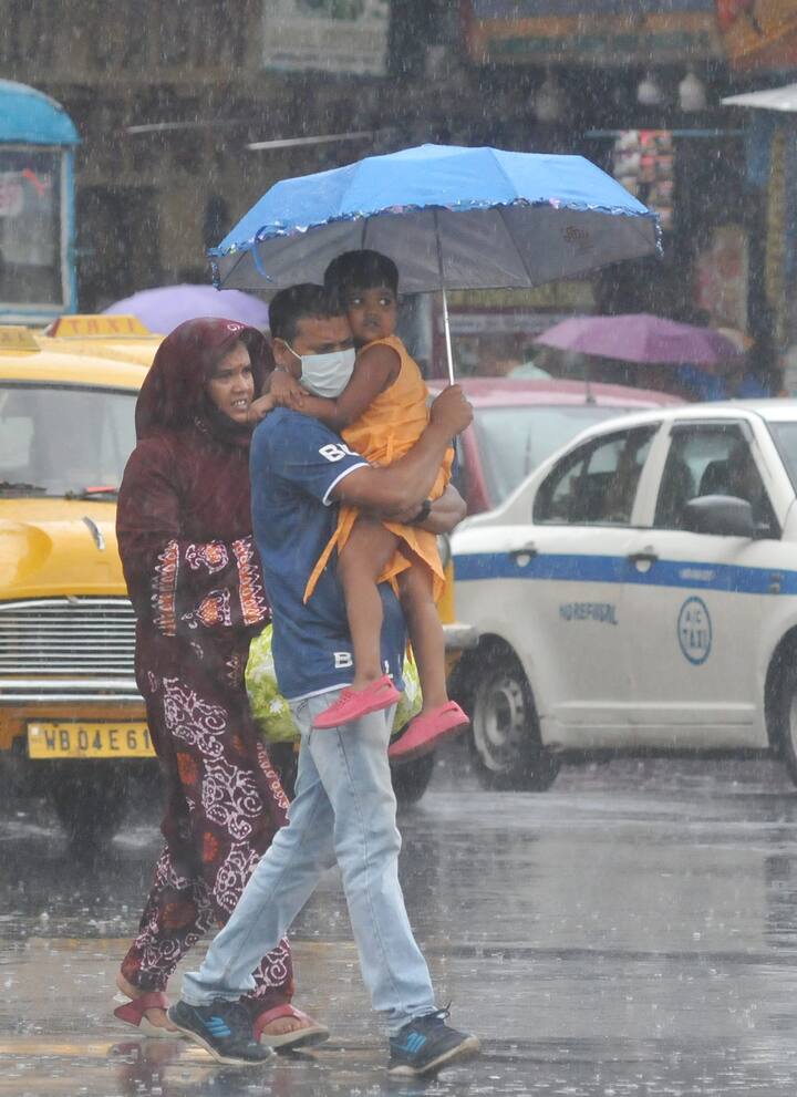 মৌসুমী অক্ষরেখা দক্ষিণবঙ্গের ওপরে থাকায় বৃষ্টি হচ্ছে বেশ কিছু জেলায়। আলিপুর আবহাওয়া দফতর সূত্রে খবর, আগামী ২৪ ঘণ্টায় দক্ষিণবঙ্গের কিছু জেলায় ভারী বৃষ্টির সম্ভাবনা রয়েছে।
