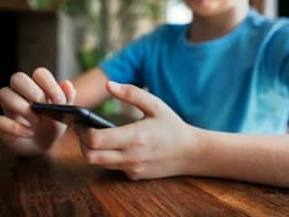 Screen Addicted Parents Nag & Yell More At Kids, Says Study