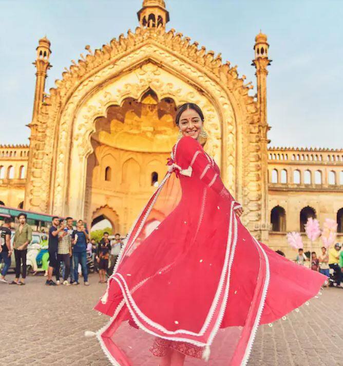 ਬਾਲੀਵੁੱਡ ਅਦਾਕਾਰਾ ਅਨੰਨਿਆ ਪਾਂਡੇ ਜਲਦ ਹੀ ਫਿਲਮ 'ਲਾਈਗਰ' ਨਾਲ ਸਾਊਥ 'ਚ ਡੈਬਿਊ ਕਰਨ ਜਾ ਰਹੀ ਹੈ। ਅਜਿਹੇ 'ਚ ਉਹ ਫਿਲਮ ਦੇ ਪ੍ਰਮੋਸ਼ਨ 'ਚ ਕੋਈ ਕਸਰ ਨਹੀਂ ਛੱਡ ਰਹੀ ਹੈ। ਸੋਸ਼ਲ ਮੀਡੀਆ 'ਤੇ ਇਨ੍ਹੀਂ ਦਿਨੀਂ ਉਹਨਾਂ ਦੇ ਨਵੇਂ ਲੁੱਕ ਸਾਹਮਣੇ ਆ ਰਹੇ ਹਨ। ਹੁਣ ਇਕ ਵਾਰ ਅਨੰਨਿਆ ਦੀਆਂ ਕੁਝ ਤਸਵੀਰਾਂ ਸਾਹਮਣੇ ਆਈਆਂ ਹਨ, ਜਿਨ੍ਹਾਂ 'ਚ ਉਹ ਨਵਾਬਾਂ ਦੇ ਸ਼ਹਿਰ 'ਚ ਨਜ਼ਰ ਆ ਰਹੀ ਹੈ।