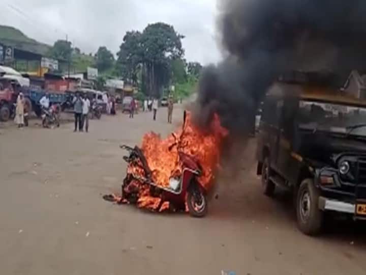 maharashtra News Aurangabad News A moving electric bike caught fire and got burnt in a few moments Burning Bike VIDEO: चालत्या इलेक्ट्रिक बाईकने घेतला पेट, काही क्षणात जळून खाक