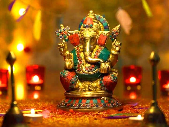 केला - गणेश जी को केला बहुत प्रिय है. गणेश जी की पूजा में कभी एक केला अर्पित न करें. केला हमेशा जोड़े से चढ़ाना चाहिए.