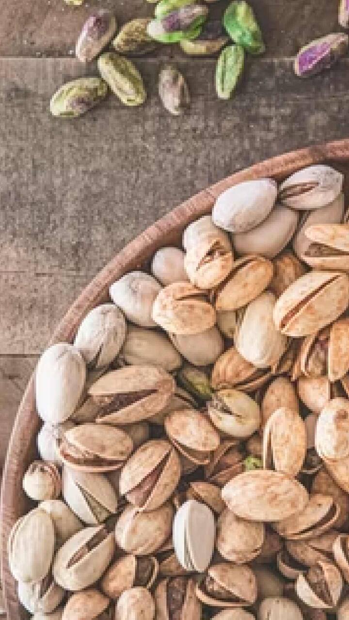 रोज पिस्ता खाल्ल्याने शरीराला भरपूर फायबर मिळतं. हे खाल्ल्याने पोट बराच काळ भरलेले राहते. आपल्याला जास्त भूक लागत नाही, आपण जास्त खाणे टाळतो, ज्यामुळे वजन कमी होण्यास मदत होते.
